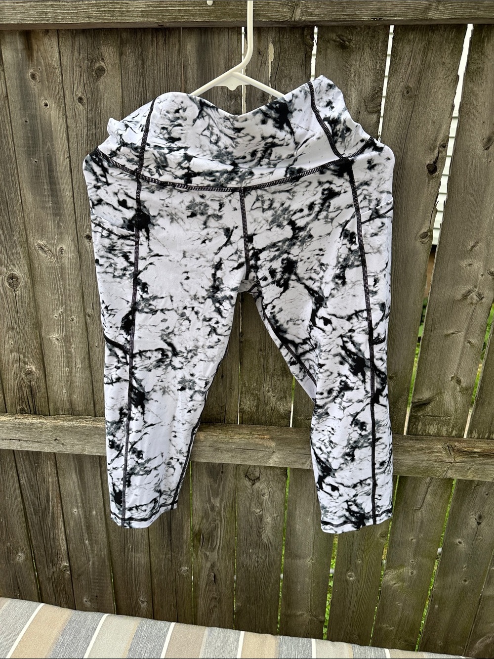 Black & White Marble Print Active capri Leggings